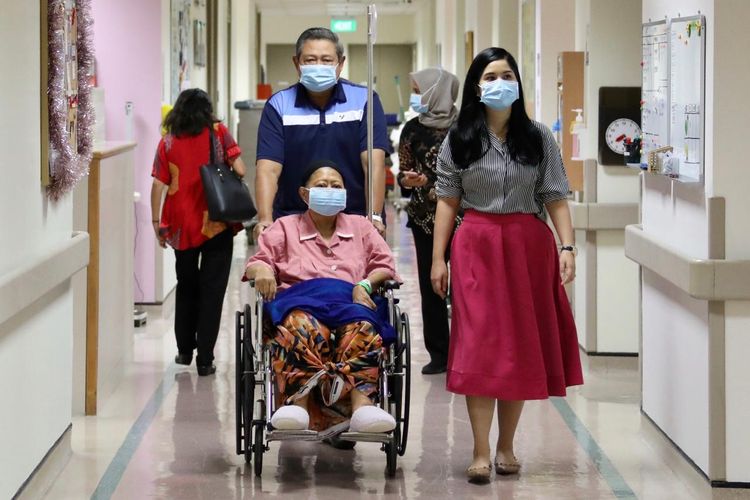 Ibu Ani Yudhoyono, istri Presiden keenam RI Susilo Bambang Yudhoyono, untuk pertama kali keluar dari ruangan perawatan di National Universtiy Hospital Singapura, setelah sekitar tiga bulan dirawat intensif.