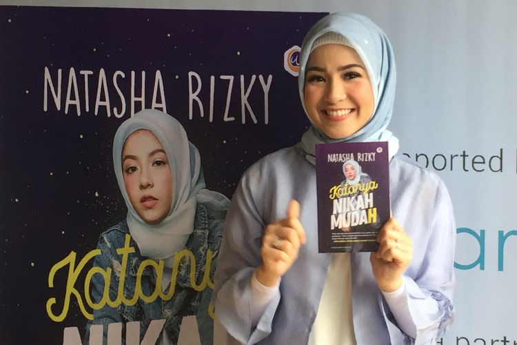 Natasha Rizky berpose dalam acara peluncuran buku berjudul Katanya Nikah Muda(h) di Gordi HQ, Cilandak Timur, Jakarta Selatan, Senin (23/4/2018).