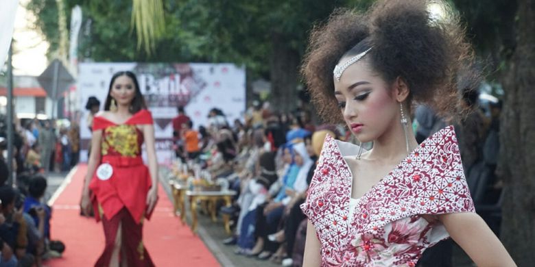 Peragaan busana Batik On Pedestrian di Banyuwangi, Jawa Timur, Jumat (28/7/2017).