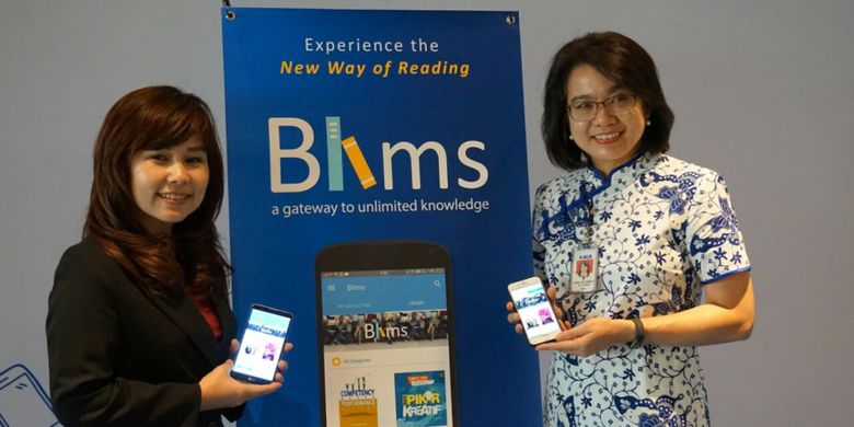 Lianawaty Suwono Direktur PT Bank Central Asia Tbk (kiri) dan Lena Setiawati Executive Vice President Pengembangan dan Pembelajaran Bank BCA (kanan) memperkenalkan perpustakan digital Blims hasil kerja sama dengan Kompas Gramedia di Menara BCA, Jakarta, Senin (21/8/2017).