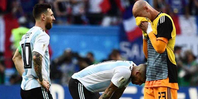 Kesedihan para pemain Argentina, Lionel Messi, Ever Banega dan Will Caballero seusai dikalahkan oleh Perancis pada babak 16 besar Piala Dunia 2018, di Kazan Arena, Sabtu, 30 Juni 2018.