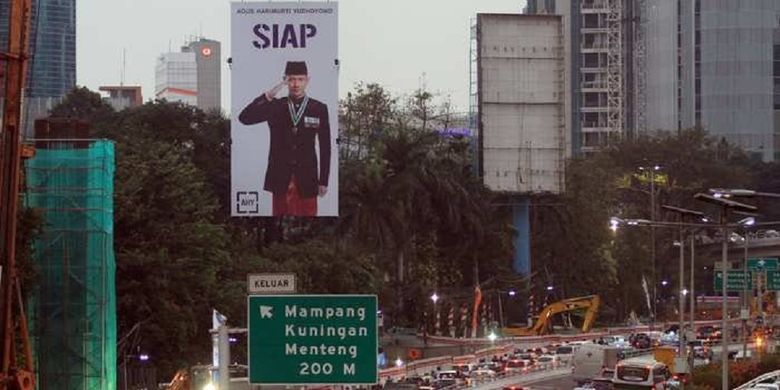 Baliho bergambar Agus Harimurti Yudhoyono (AHY) tengah berpose hormat berada di Jalan Gatot Subroto, Jakarta Selatan, Jumat (27/7/2018).