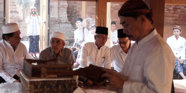 ?Suasana penjamasan keris Kiai Cinthaka serta dua buah tombak yang juga pusaka peninggalan Sunan Kudus dijamas di kompleks Masjid Menara dan Makam Sunan Kudus, Jawa Tengah, Senin (27/8/2018) pagi.