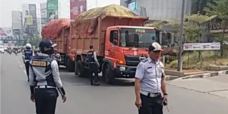 Sejumlah truk sampah milik Pemprov DKI Jakarta dihentikan para petugas Dishub Kota Bekasi saat hendak menuju TPST Bantargebang, Rabu (17/10/2018).