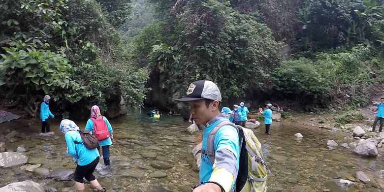 Geotrek Matabumi menyeberangi Leuwi Cepet, hulu Sungai Cileungsi di Babakan Madang, Bogor, Sabtu (27/10/2018).