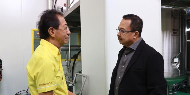 Direktur PT Sido Muncul bersama Rhenald Kasali saat proses syuting iklan terbaru Sido Muncul yang berlokasi di pabrik Sido Muncul, Semarang, Jumat (22/02/2019)