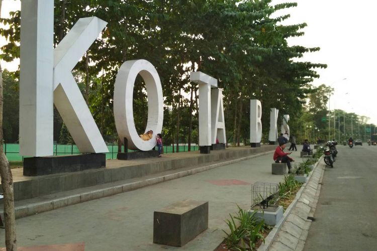 Pedestrian di depan Stadion Patriot Candrabhaga, Jalan Ahmad Yani Kota Bekasi, Senin (17/7/2017).