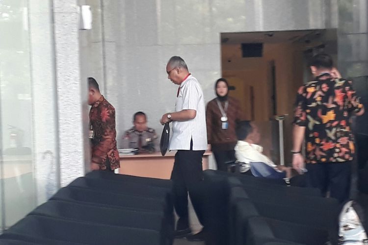 Dokter RS Medika Permata Hijau, Bimanesh Sutarjo memenuhi panggilan Komisi Pemberantasan Korupsi, Jumat (12/1/2018).