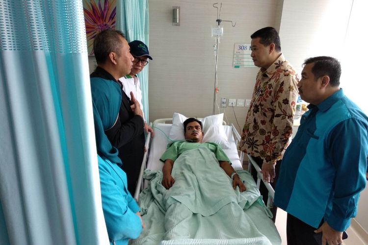 Direktur Pelayanan BPJS Ketenagakerjaan Krishna Syarif, kunjungi dua korban robohnya box LRT di Pulogadung, Selasa (23/1/2018)