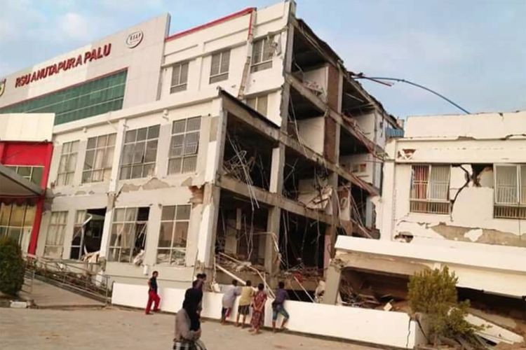 Kondisi bangunan RS Anutapura yang rusak akibat gempa di Kota Palu, Sulawesi Tengah, Sabtu (29/9/2018).