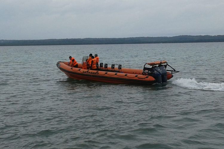 Tim SAR  melakukan pencarian terhadap seorang nelayan bernama Ongen yang terjatuh saat melaut di perairan Pulau Dua, Kabupaten Maluku Tenggara Barat , Kamis (24/1/2019)