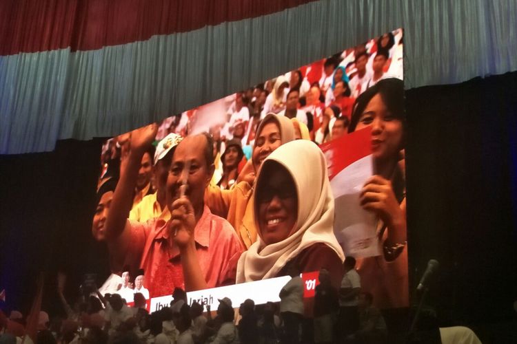 Warga Bekasi, Siti Jariyah, yang disebut calon presiden nomor urut 01 Joko Widodo dalam pidato kebangsaan di Sentul International Convention Center, Minggu (24/2/2019). 