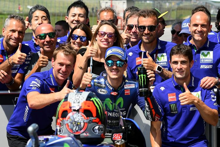 Pebalap Movistar Yamaha MotoGP asal Spanyol, Maverick Vinales, merayakan raihan pole position GP Italia setelah mencatat putaran tercepat pada sesi kualifikasi di Sirkuit Mugello, Sabtu (3/6/2017).