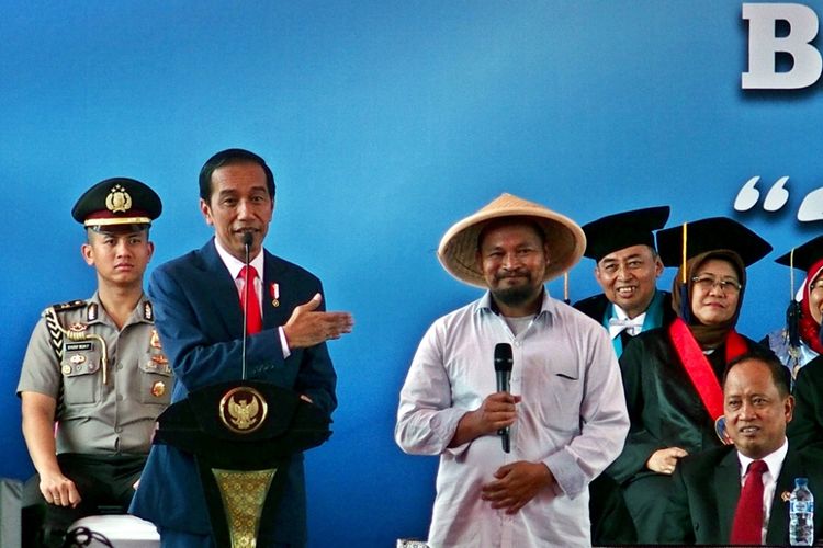 Presiden Joko Widodo (kedua kiri) berdialog dengan seorang petani bawang asal Magelang, Fathul Hakim, saat memberikan orasi ilmiah pada acara Dies Natalis ke-60 Universitas Diponegoro (Undip), di Semarang, Jawa Tengah, Selasa (17/10/2017). Presiden menegaskan tentang pentingnya peran perguruan tinggi dalam situasi perkembangan global yang begitu dinamis untuk mengantisipasi dan mempersiapkan langkah dan antisipasinya. 