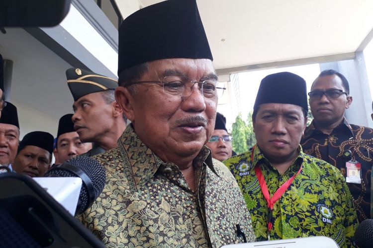 Wakil Presiden Jusuf Kalla usai acara Muktamar ke-7 Dewan Masjid Indonesia, di Asrama Haji, Pondok Gede, Jakarta Timur, Sabtu (11/11/2017). 