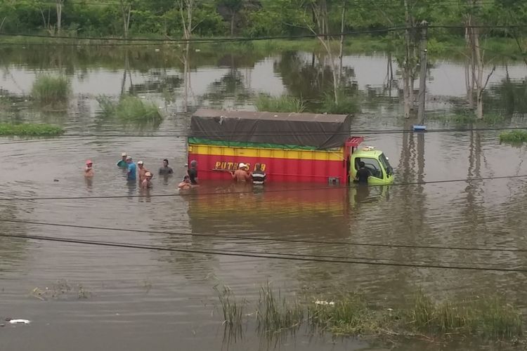 Truk terendam banjir di Jalan Raya Porong Sidoarjo.