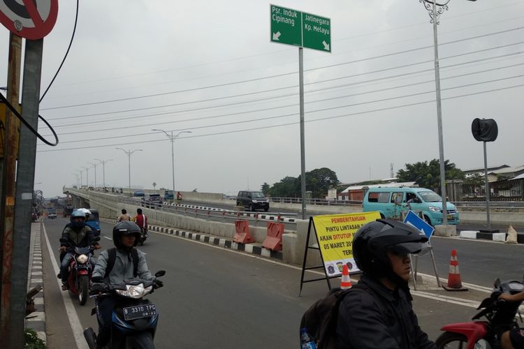Warga melawan arus di dekat flyover Cipinang Lontar, Selasa (6/3/2018). Warga dari arah jalan Bekasi Timur Raya yang hendak.ke Pondok Kopi atau arah Klender kebingungan dengan jalur baru yang dibuat.