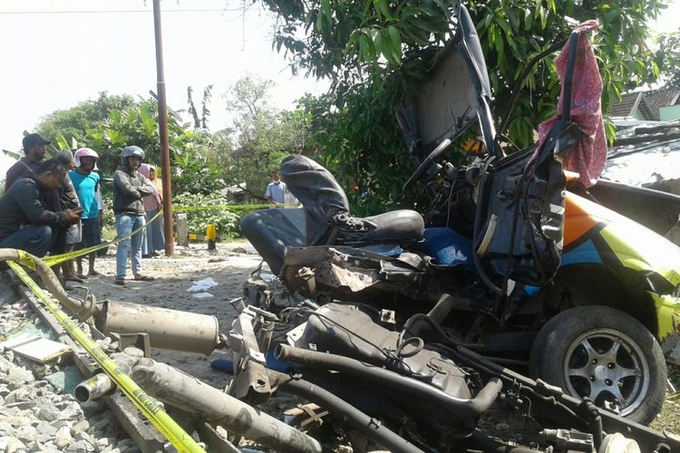 Bangkai mobil pickup yang ditumpangi pasutri hancur setelah tertabrak kereta api di Dukuh Dempul RT 019, Kelurahan Ngembatpadas, Kecamatan Gemolong, Sragen, Jawa Tengah, Senin (7/5/2018).