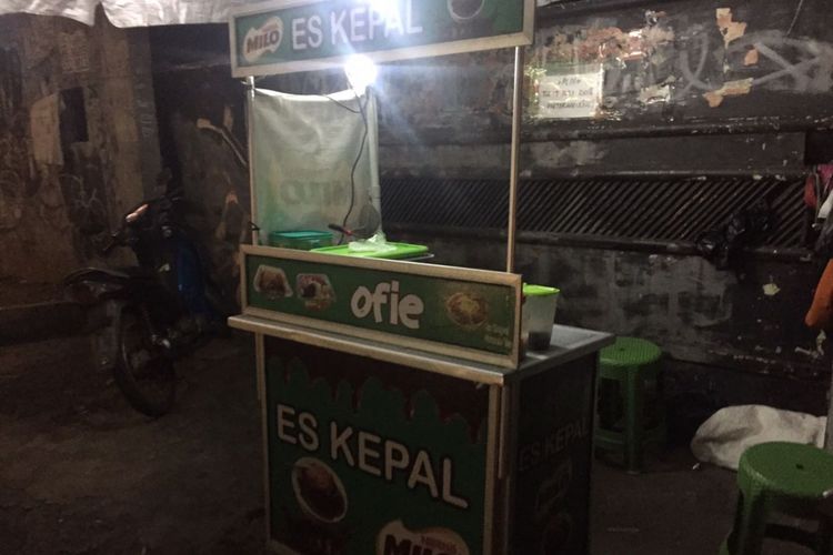 Penjualan es kepal milo tak se-hits dulu. Salah satu lapak pedagang es kepal milo di Jalan Raya Kebayoran Lama tampak sepi. Padahal, pada April lalu saat Kompas.com mendatangi lapak itu, terlihat keramaian antrean pembeli, Selasa (7/8/2018).