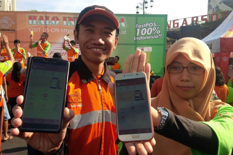 Karyawan PT Pos Indonesia Solo menunjukkan aplikasi berbasis online FastPOS di Solo, Jawa Tengah, Minggu (16/9/2018).