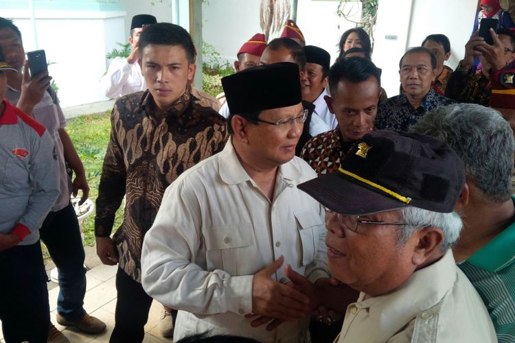 Capres nomor urut 02 Prabowo Subianto seusai menghadiri simposium dokter spesialis jantung di Pura Mangkunegaran Solo, Jawa Tengah, Sabtu (13/10/2018).