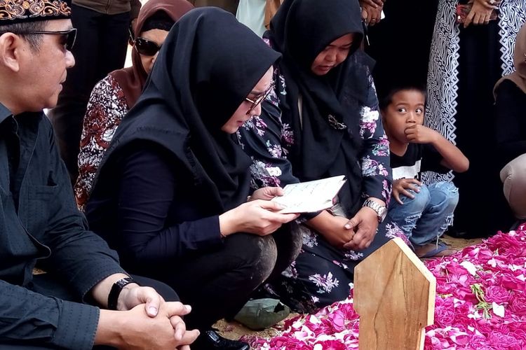 Roro Fitria membaca doa di samping pusara ibunya, Retno Winingsih Yulianti, di TPU Kabupaten Sleman, Selasa (16/10/2018).