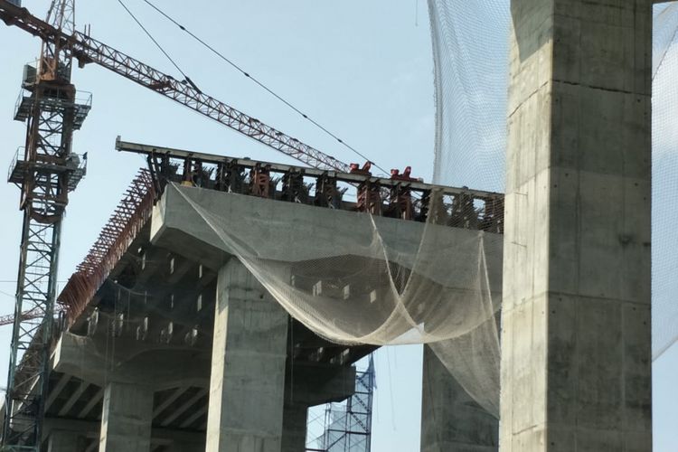 Satu bentang jembatan Kali Kenteng yang belum terpasang, Rabu (17/10/2018)