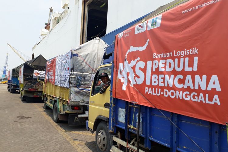 Truk berisi bahan bantuan serta paket kornet dan rendang dikirim dari Pelabuhan Tanjung Perak Surabaya ke lokasi bencana Sulteng, Rabu (17/10/2018)