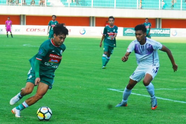 Pemain PSS Sleman Rangga Muslim saat berusaha melewati pemain Persita Tangerang