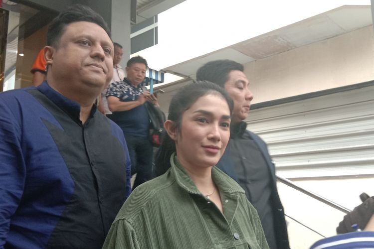 Ussy Sulistyawaty melaporkan haters yang berkata tidak pantas kepada anaknya melalui media sosial ke Polda Metro Jaya, Selasa (11/12/2018).