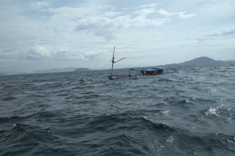 Kapal Motor (KM) La Hila karam di tengah laut di TN Komodo, Kabupaten Manggarai Barat, NTT, Minggu (23/12/2018).