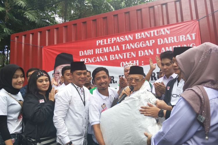Calon wakil presiden nomor urut 01, Maruf Amin, melepas bantuan untuk korban tsunami Banten dan Lampung Selatan dari kediamannya di Jalan Situbondo, Senin (24/12/2018). 