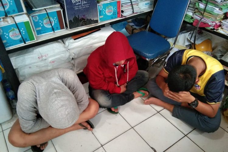 Tiga ABG yang diamankan di Polresta Palembang lantaran telah menggilir seorang gadis dibawa umur inisial AS. Kasus tersebut terungkap setelah tiga pelaku digerebek oleh orangtua korban, Selasa (26/2/2019).