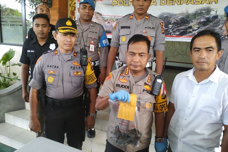 Kapolresta Denpasar Kombes Pol. Rudi Setiawan (tengah) menunjukan sejumlah barang bukti yang diamankan dari rumah yang dilempari bom molotov di Denpasar.
