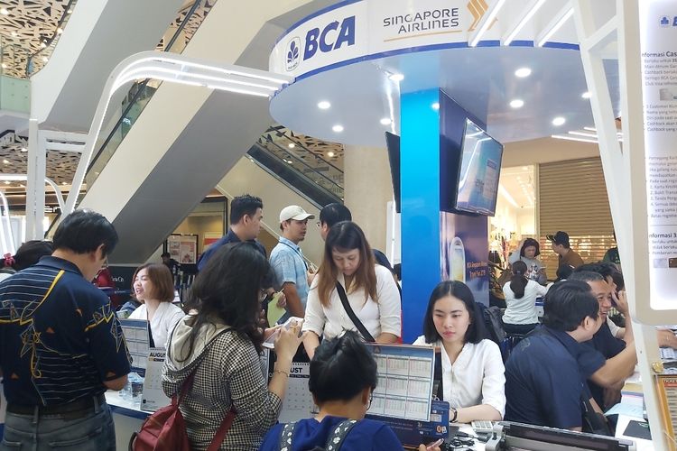 Pengunjung melakukan pembelian tiket pesawat promo di Singapore Airlines-BCA Travel Fair 2019.