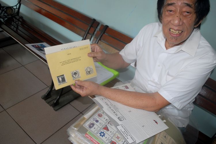 Suhendro Sastrowiwoho (72) menunjukkan salah satu koleksi surat suara pemilu‎ saat ditemui di kediamannya di jalan Tanjung, Desa Kramat, Kota Kudus, Jawa Tengah, Selasa (23/4/2019) sore.