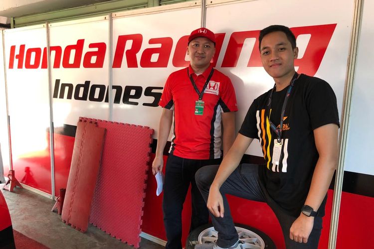 Pebalap senior Honda Racing Indonesia, Alvin Bahar, bersama dengan putranya, Avila Bahar.