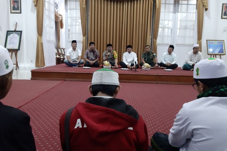 Unsur Forkopimda Sumedang silaturahmi bareng tim BPD Prabowo-Sandi, ormas pendukung dan alumni 212, di Gedung Negara, Sumedang, Jawa Barat, Selasa (7/5/2019).