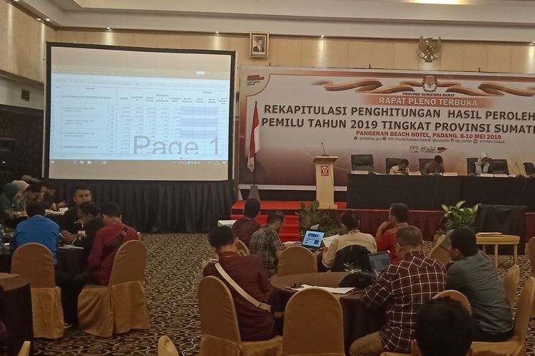 KPU Sumbar melakukan pleno rekapitulasi suara, Jumat (10/5/2019) di Hotel Pangeran Padang. Rapat pleno ini dipastikan molor dari jadwal