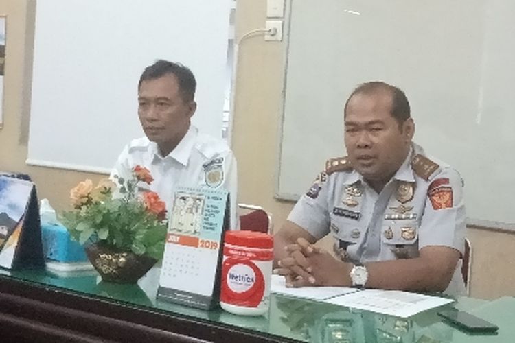 Manajer Pengamanan PT KAI Divre II Sumbar, AKBP Jefry Indrajaya (kiri) dan Manajer Operasional Roeslan memberikan keterangan pers, Rabu (19/6/2019)