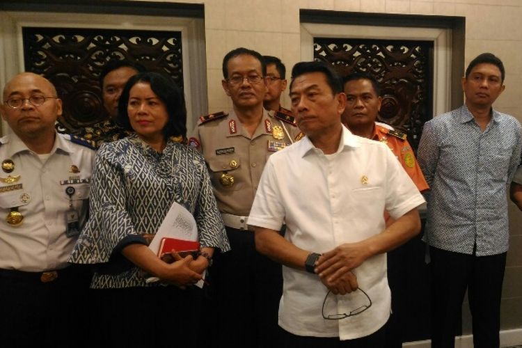 Kepala Staf Kepresidenan Moeldoko selepas rakor dengan kementerian dan lembaga membahas persiapan mudik 2018 di kantor Staf Presiden, Jakarta, Selasa (5/6/2018).