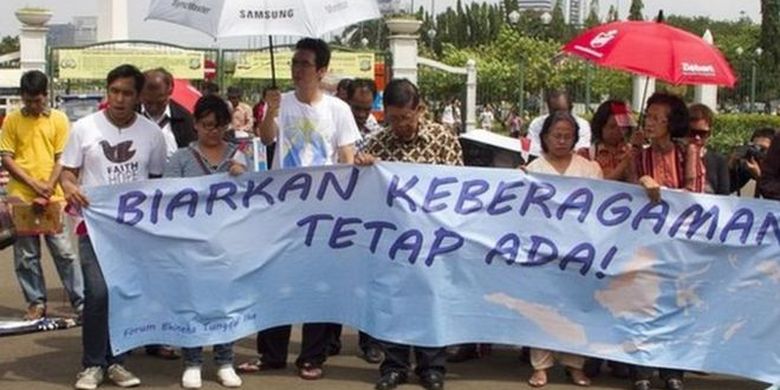 Jemaah gereja melakukan protes atas disegelnya GKI Yasmin pada 11 Maret 2012 dan meminta Susilo Bambang Yudhoyono yang menjadi presiden untuk membiarkan mereka beribadah. 