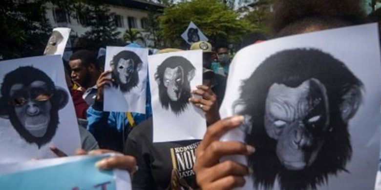 Massa aksi yang tergabung dalam Mahasiswa Papua melakukan aksi solidaritas di halaman Gedung Sate, Bandung, Jawa Barat, Kamis (22/8). Dalam aksinya mereka menolak pernyataan rasisme terhadap orang Papua. 