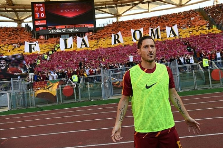 Jelang pertandingan Serie A antara AS Roma dan Genoa, Francesco Totti membalas dukungan suporter fanatik klub di Stadion Olimpico, Minggu (28/5/2017). 