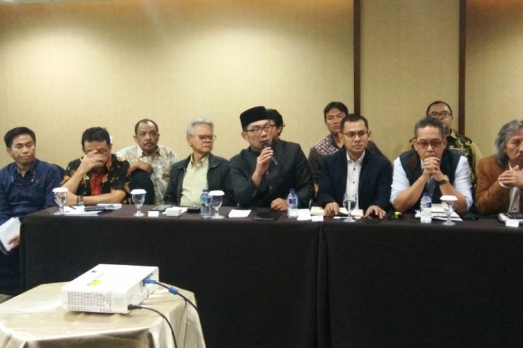 Gubenur Jabar terpilih Ridwan Kamil saat memperkenalkan tim optimasi dan sinkronisasi di Hotel Papandayan, Bandung, Kamis (26/7/2018).