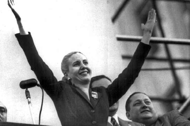 Eva Peron, perempuan yang menjadi salah satu figur berpengaruh di politik Argentina ketika menyapa para pendukungnya.