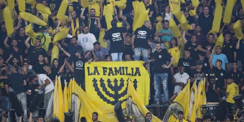 Fans garis keras dari Beitar Jerusalem yang berjuluk La Familia ketika mendukung klub yang bermain di Israeli Premier League, kasta teratas sepak bola Israel, tersebut.