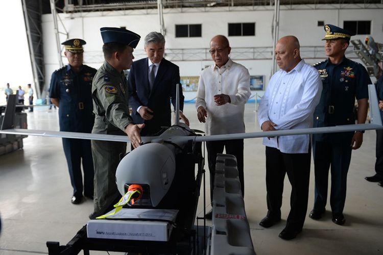 Seorang personel militer menjelaskan soal drone ScanEagle kepada Dubes AS untuk Filipina Sung Y Kim dan Menhan Filipina Delfin Lorenzana dalam serah terima drone yang digelar di Pasay City, Selasa (13/3/2018).