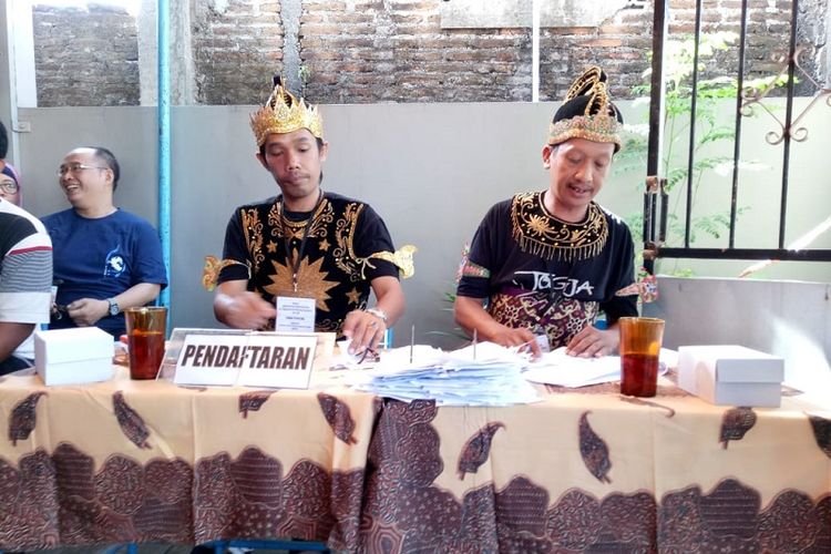 Para petugas di TPS 10 Desa Baturan, Kecamatan Colomadu, Kabupaten Karanganyar, Jawa Tengah ini memilih mengenakan pakaian wayang orang untuk memandu pemungutan suara dalam gelaran Pilkada Serentak 2018.