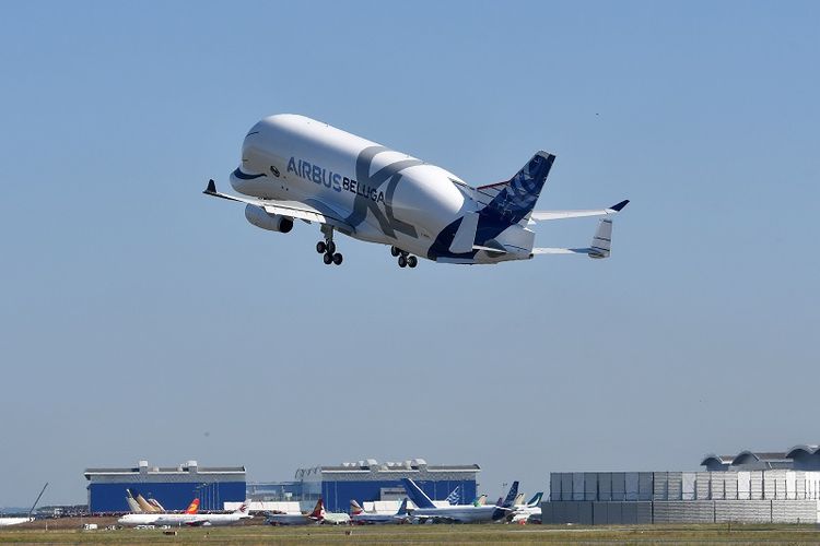 Sebuah pesawat Airbus BelugaXL lepas landas dari bandara Toulouse-Blagnac, pada Kamis (19/7/2018). 
